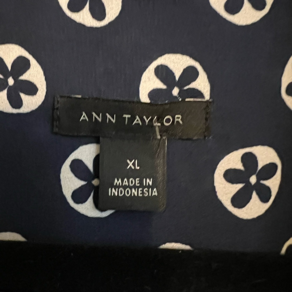 Ann Taylor Navy Patterned Sleeveless Blouse XL - Picture 4 of 5